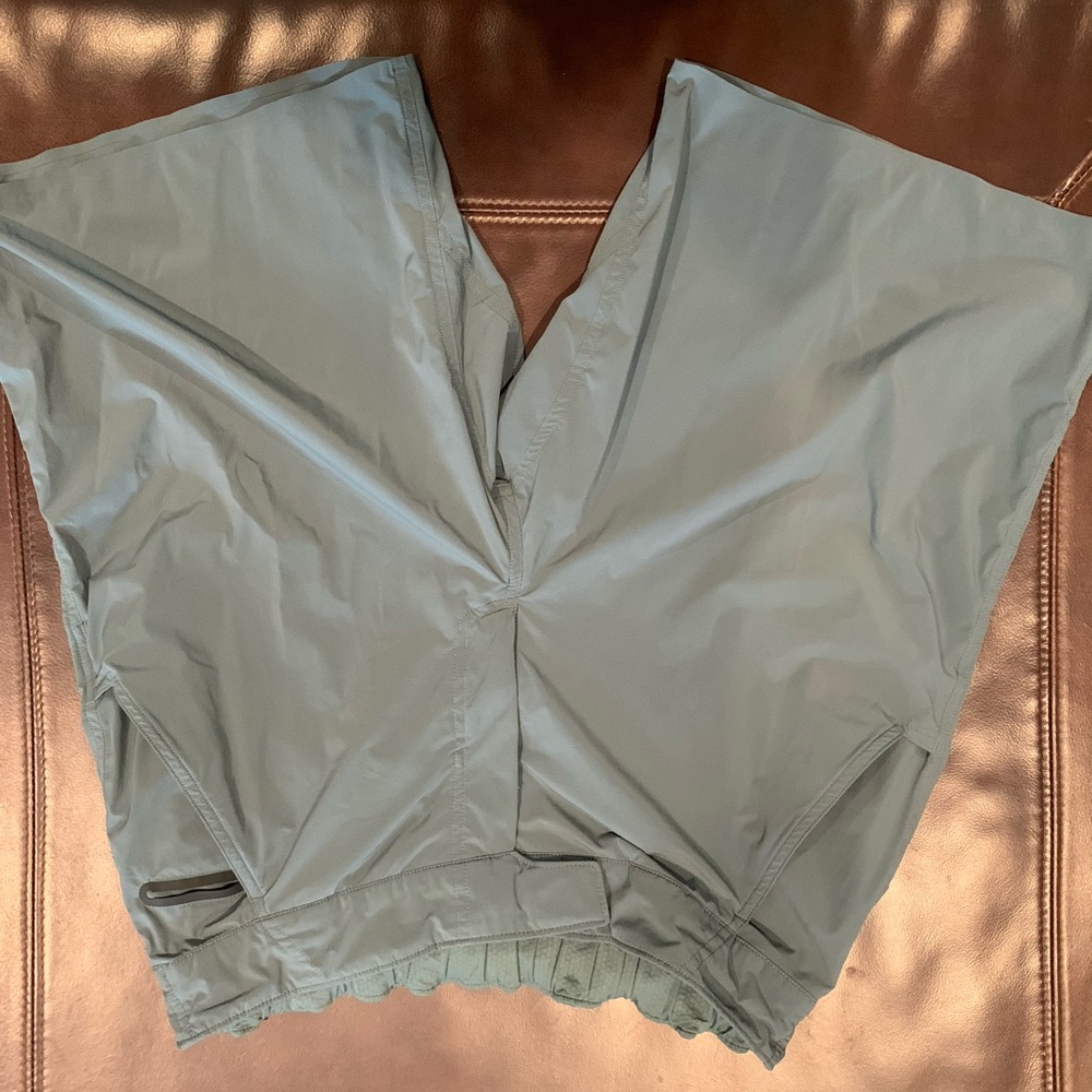 Lululemon Men’s Size 34 hybrid shorts.